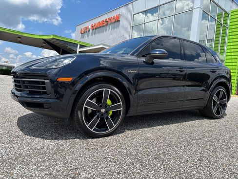 Used 2022 Porsche Cayenne Platinum Edition AWD/4WD image 2
