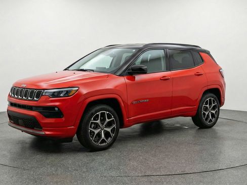 Used 2025 Jeep Compass Limited AWD/4WD image 3