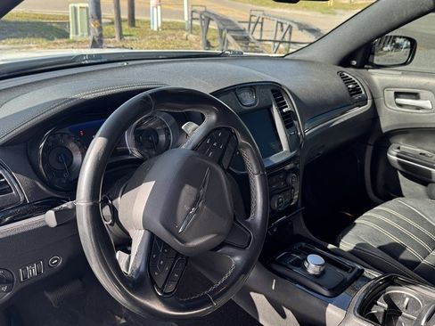 Used 2018 Chrysler 300 S w/ 300S Premium Group image 4