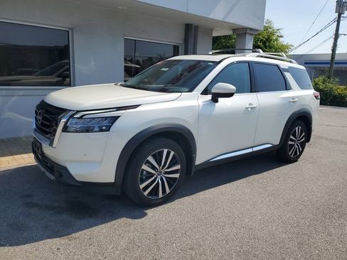 Certified 2024 Nissan Pathfinder Platinum w/ Cargo Package FWD image 13