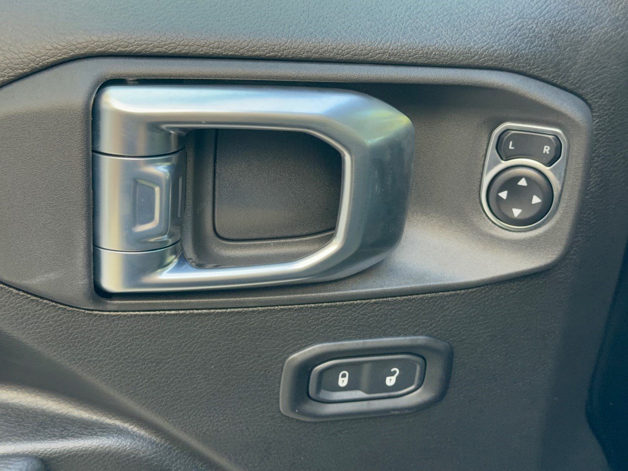 Used 2026 Jeep Wrangler Sport AWD/4WD image 15