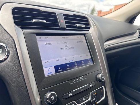 Used 2020 Ford Fusion SE FWD image 19