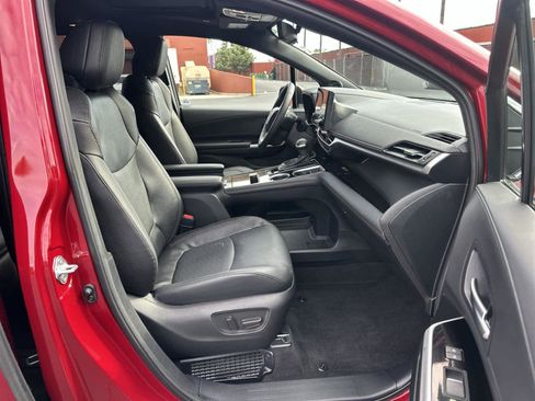 Used 2025 Toyota Sienna Limited image 14