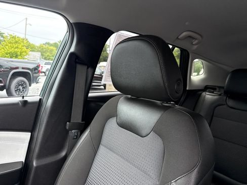 Used 2025 Chevrolet Trax LT FWD image 39