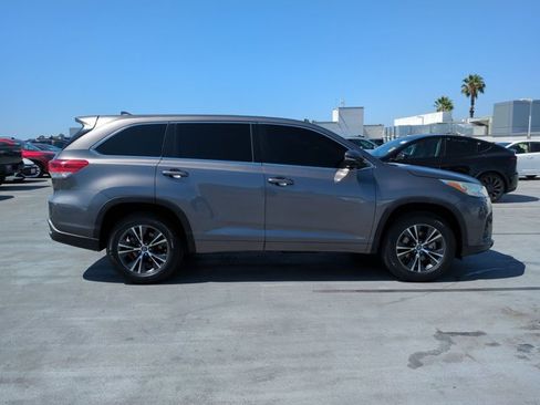 Used 2018 Toyota Highlander Plus FWD image 4