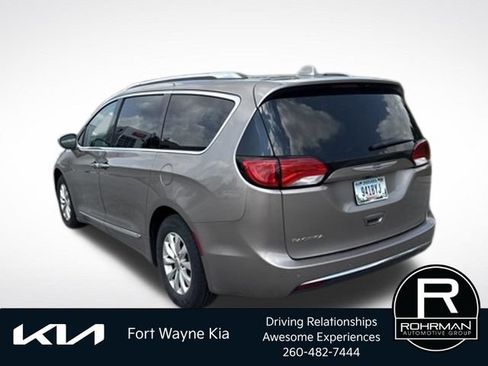 Used 2018 Chrysler Pacifica Touring-L Plus FWD image 3
