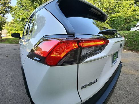 Used 2020 Toyota RAV4 XLE Premium AWD/4WD image 31
