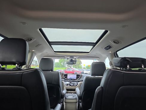 Used 2024 Chrysler Pacifica Limited FWD image 7