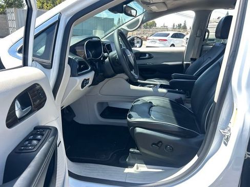 Used 2023 Chrysler Pacifica Limited w/ Uconnect Theater Family Group FWD image 9
