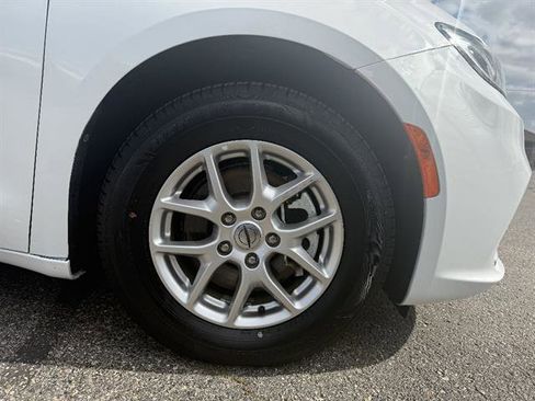 Used 2024 Chrysler Pacifica Touring-L FWD image 10