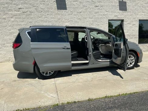 Used 2023 Chrysler Pacifica Touring-L FWD image 12