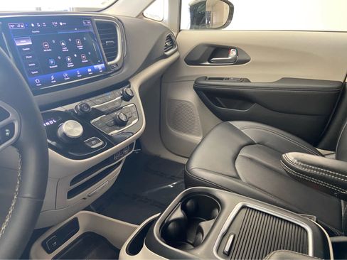 Used 2024 Chrysler Pacifica Touring-L FWD image 35