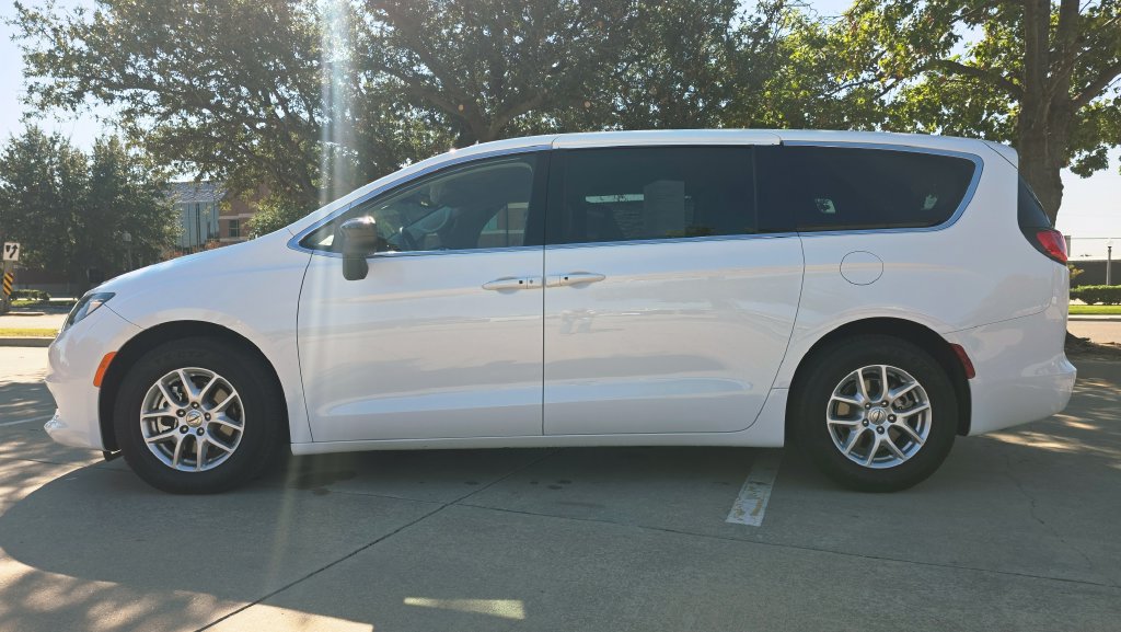 Used 2024 Chrysler Voyager LX FWD image 21