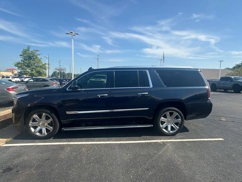 Used 2017 Cadillac Escalade ESV Premium Luxury AWD/4WD image 5