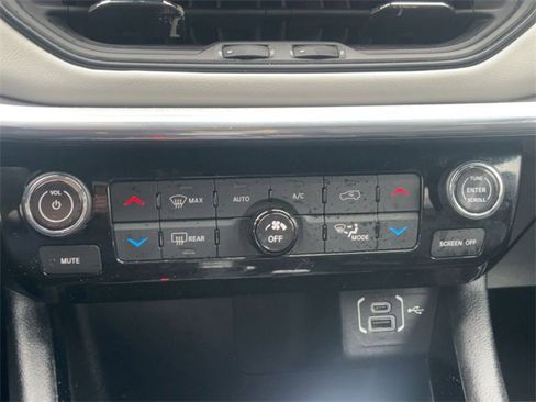 Used 2023 Jeep Compass Limited image 22