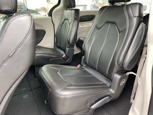 Used 2023 Chrysler Pacifica Touring-L image 12
