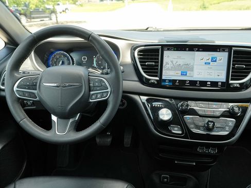 Used 2025 Chrysler Pacifica Select FWD image 28