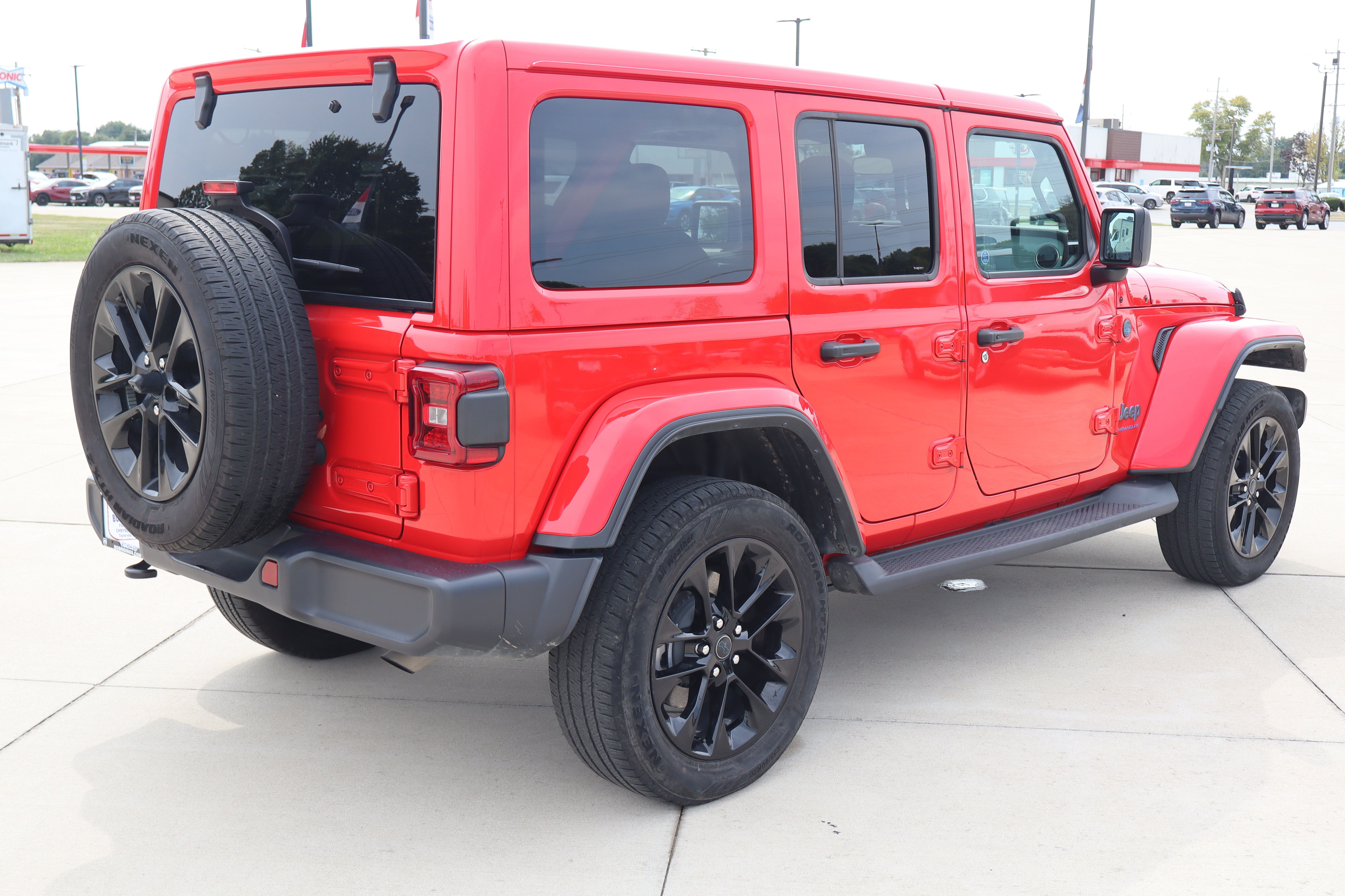 Used 2025 Jeep Wrangler Unlimited Sahara AWD/4WD image 5