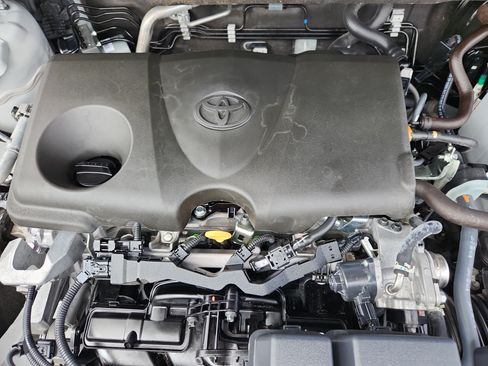 Used 2025 Toyota RAV4 XLE AWD/4WD image 18
