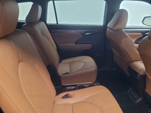 Used 2021 Toyota Highlander Platinum image 19