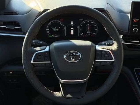 Used 2025 Toyota Sienna XSE FWD image 16
