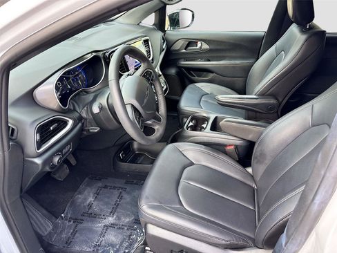 Used 2025 Chrysler Pacifica Select FWD image 21