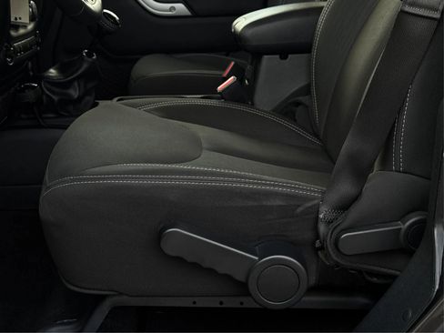 Used 2017 Jeep Wrangler Unlimited Rubicon w/ Connectivity Group image 20