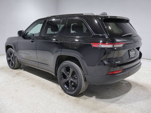 Used 2023 Jeep Grand Cherokee Altitude image 5