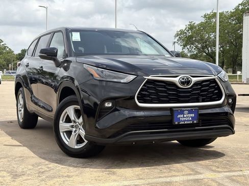 Used 2025 Toyota Highlander LE FWD image 2