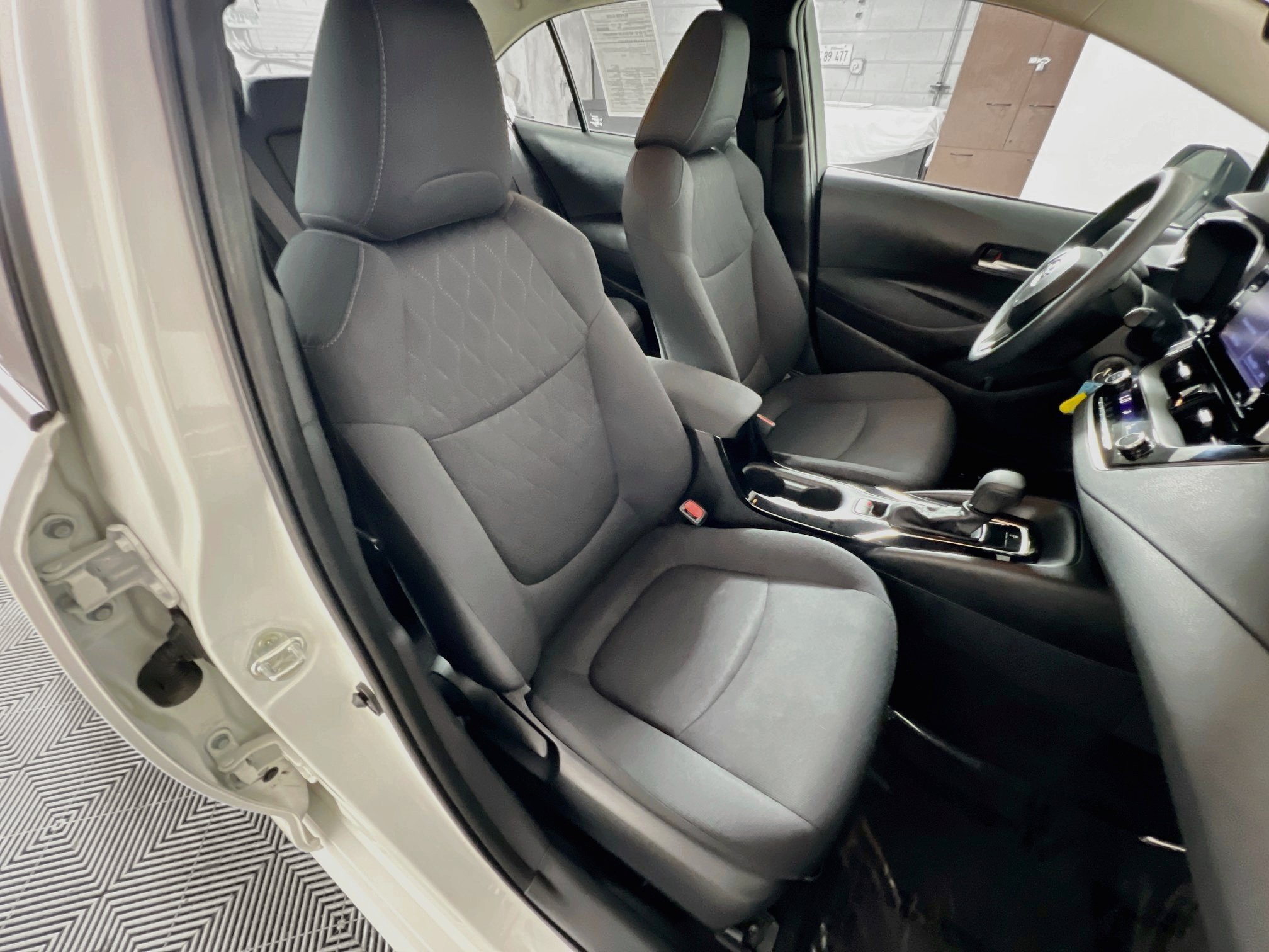 Used 2021 Toyota Corolla LE FWD image 28