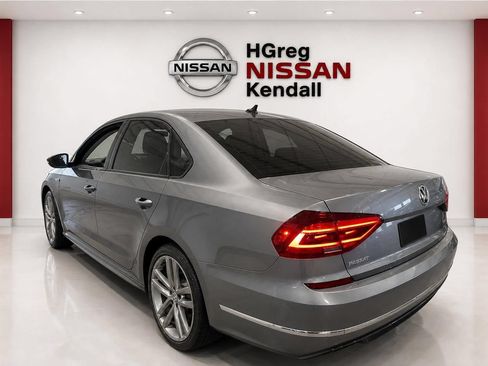 Used 2018 Volkswagen Passat 2.0T R-Line w/ R-Line Lighting Package FWD image 4