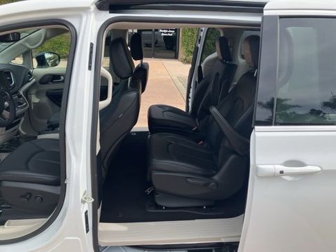 Used 2024 Chrysler Pacifica Select image 12