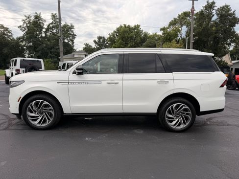 Used 2025 Lincoln Navigator Reserve AWD/4WD image 6