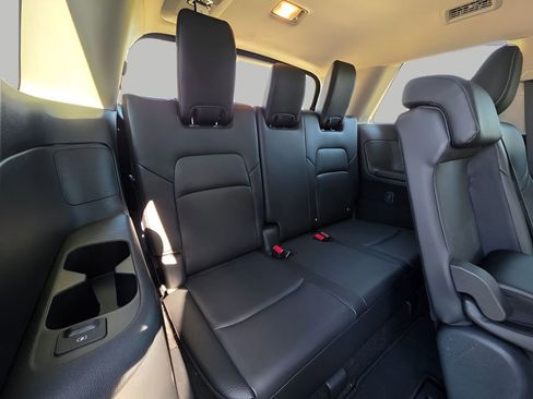 Used 2025 Nissan Pathfinder SL image 8