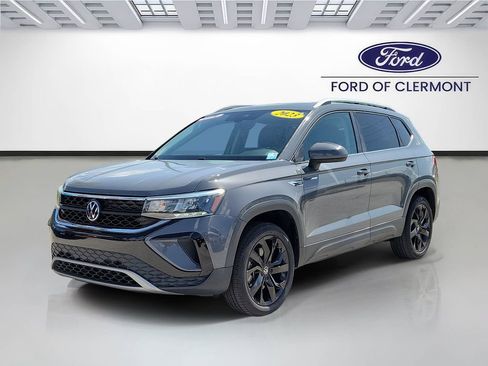 Used 2023 Volkswagen Taos SE w/ Panoramic Sunroof Package FWD image 2