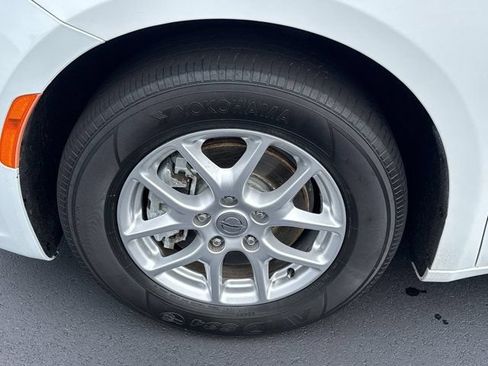 Used 2023 Chrysler Pacifica Touring-L FWD image 10