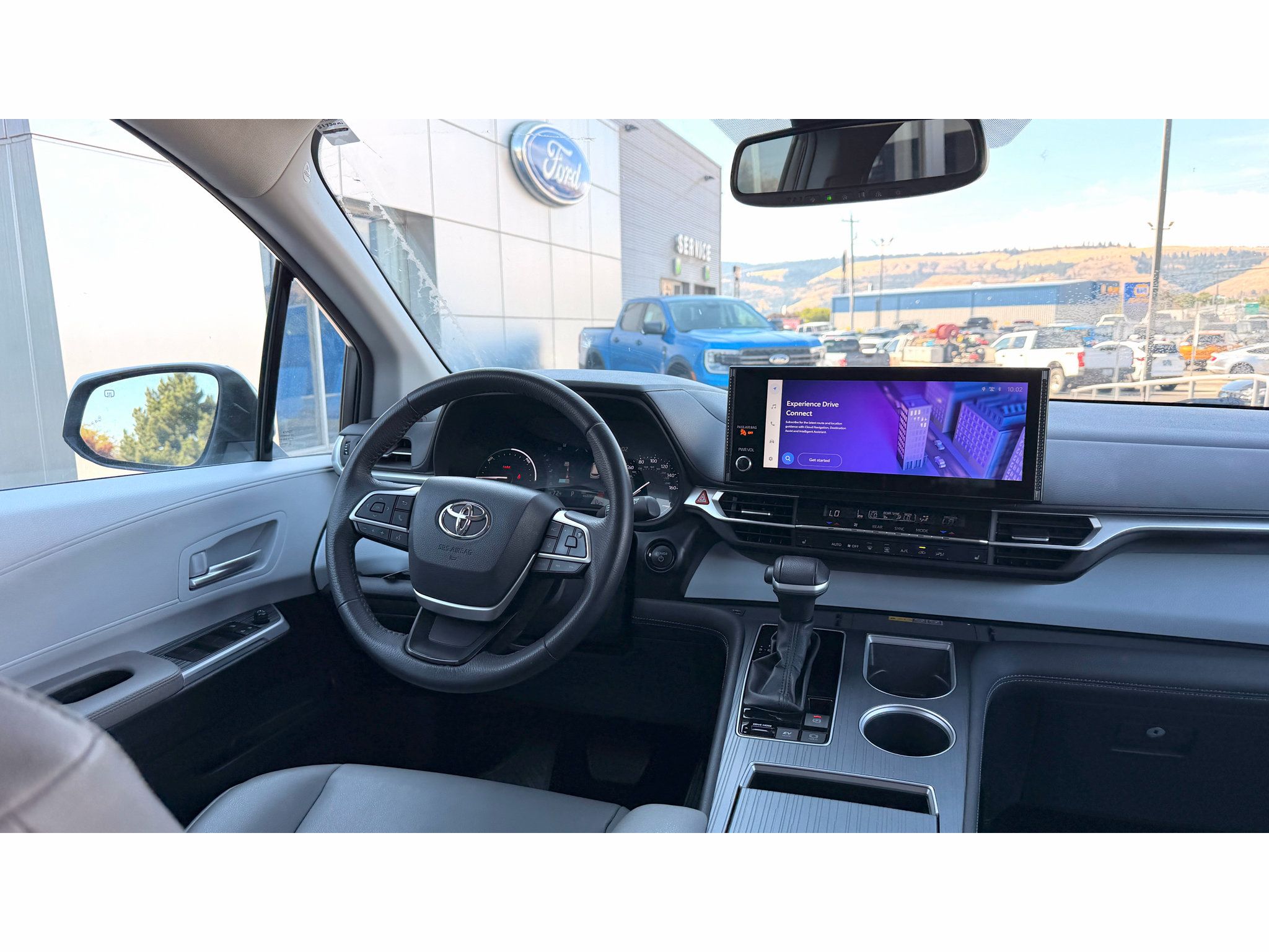 Used 2025 Toyota Sienna XLE FWD image 15