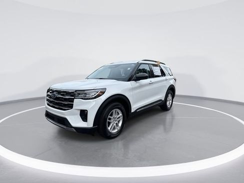 Used 2025 Ford Explorer Active w/ Active Comfort Package RWD image 4