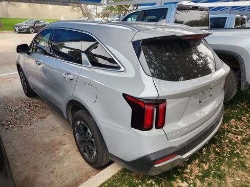 Used 2025 Kia Sorento S w/ Panoramic Sunroof Package image 4