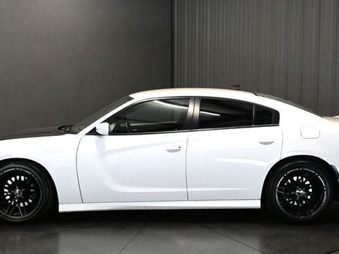 Used 2019 Dodge Charger R/T w/ Plus Group RWD image 8