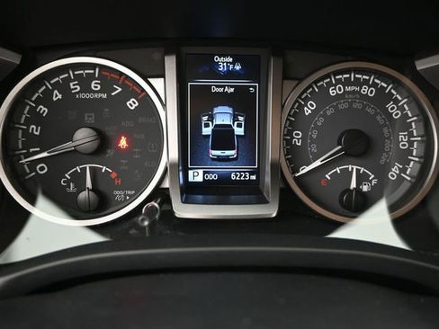 Used 2022 Toyota Tacoma SR5 w/ Technology Package image 7