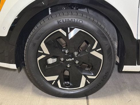 Certified 2023 Kia Niro Wave w/ Wave Preserve Package FWD image 11