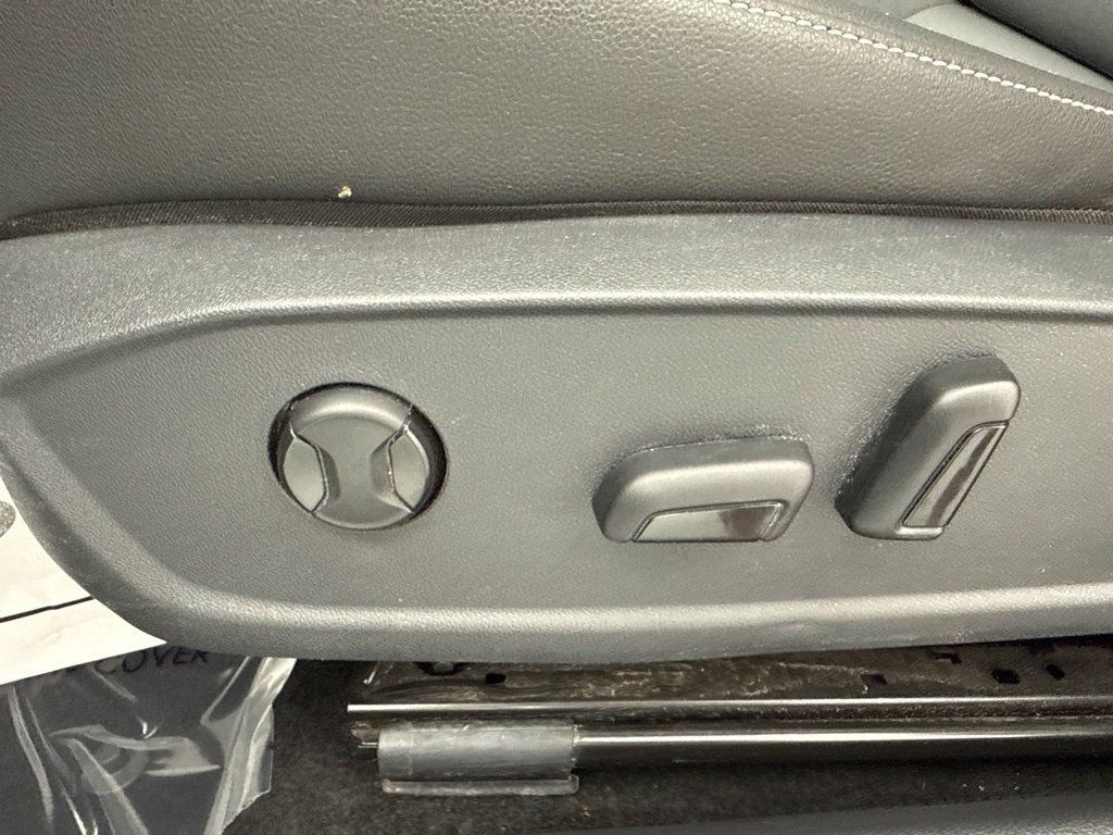 Used 2025 Volkswagen Jetta SE FWD image 18