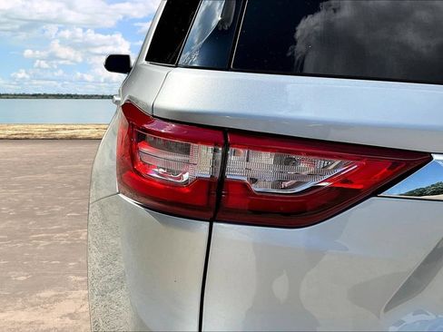 Used 2021 Chevrolet Traverse LT FWD image 25