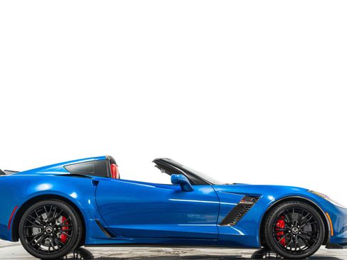 Used 2015 Chevrolet Corvette Z06 w/ 3LZ Preferred Equipment Group image 2