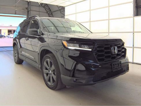Used 2025 Honda Pilot Sport image 4