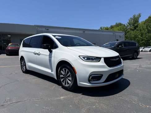 Used 2025 Chrysler Pacifica Select FWD image 25