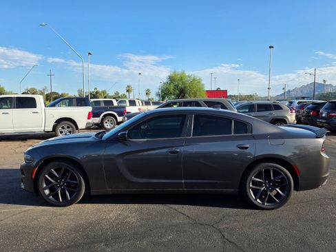 Used 2017 Dodge Charger SXT w/ Blacktop Package RWD image 2