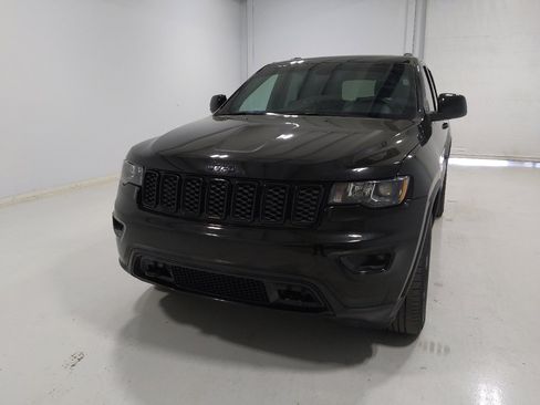 Used 2019 Jeep Grand Cherokee Laredo AWD/4WD image 15