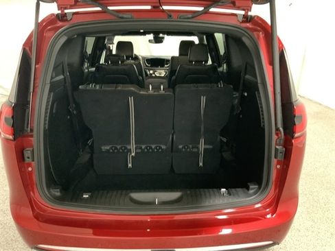 Used 2025 Chrysler Pacifica Select FWD image 8